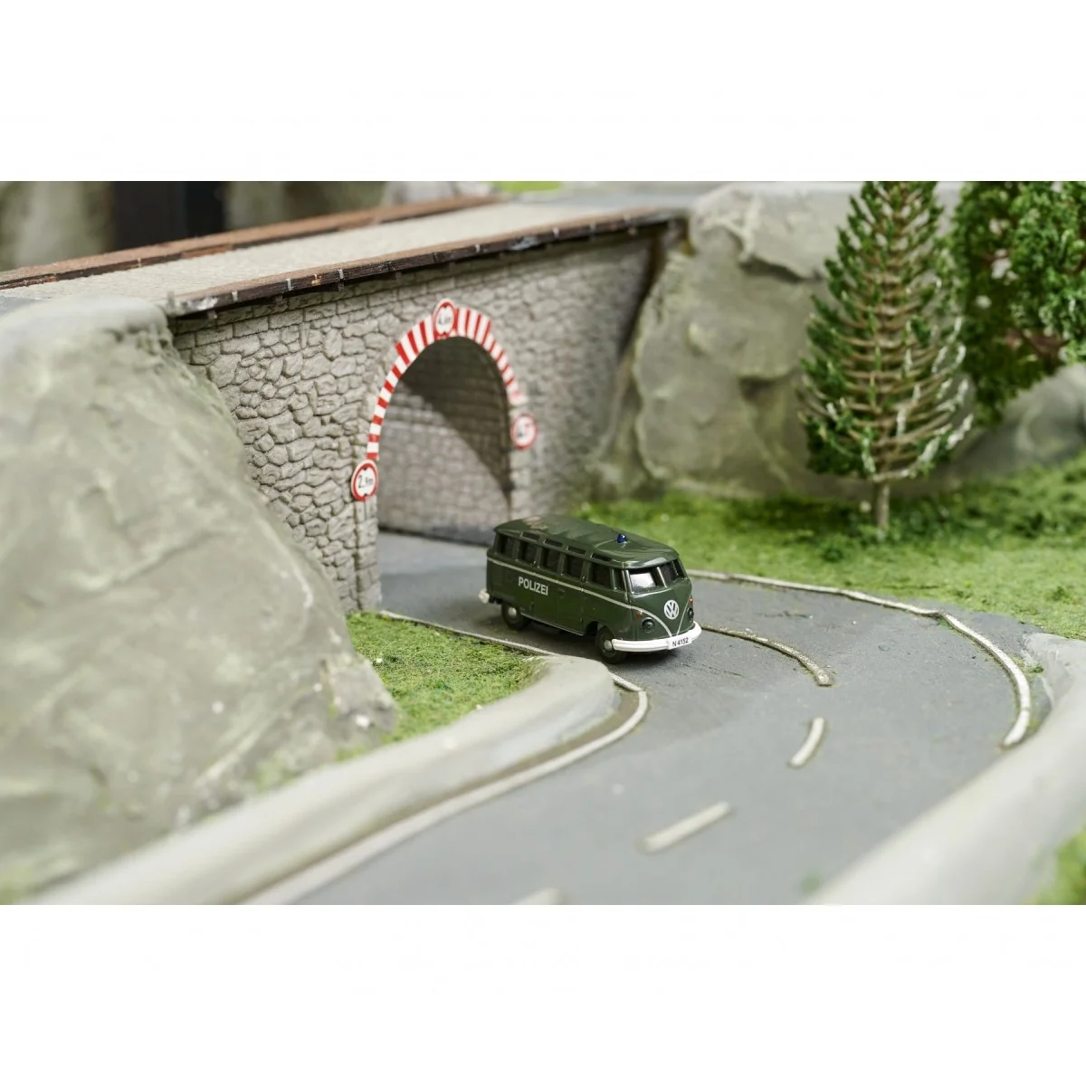 Set de 2 Bus Volkswagen T1 Police et Ambulance 2.4GHz RTR 1/87 Carson 500504152 - 10