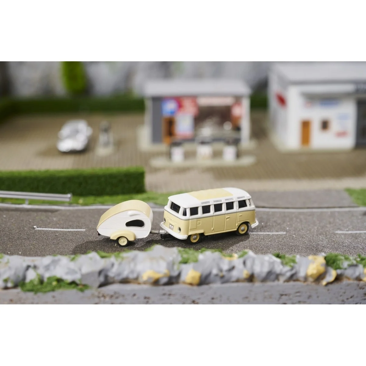 Volkswagen T1 SambaBus bus + caravan 2.4GHz RTR 1/87 Carson - 50050... Volkswagen T1 SambaBus bus + caravan 2.4GHz RTR 1/87 Carson - 50050...