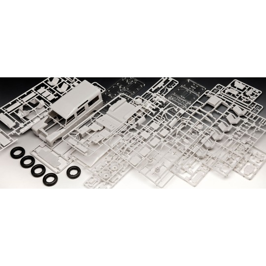 07047-Land Rover Series III LWB 1/24 Revell