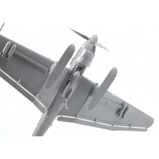 Z7323-Ju87B-2/U4 with Skis 1/72 Zvezda