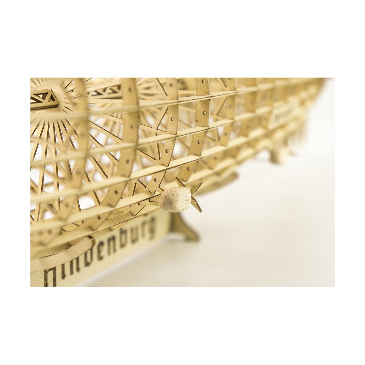 Dirigeable Zepplin LZ-129 HINDENBURG + VITRINE 1/408 découpe laser bois DW Hobby DW Hobby - Dancing Wings Hobby VS33 - 7