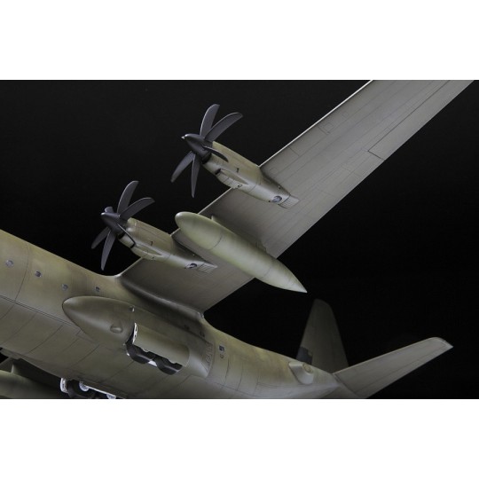 Z7324-C-130H Hercules 1/72 Zvezda