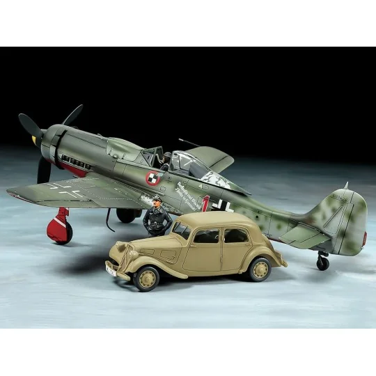 25213-Avion Focke-Wulf Fw190D-9 JV44 et Citroën traction 11CV 1/48 Tamiya - 25213