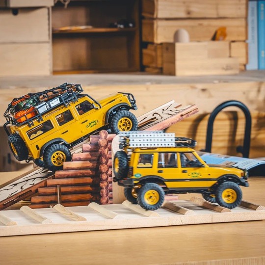 FMS12482RTRYL-FCX24M Land Rover Defender 110 Camel Trophy 1/24 RTR FMS