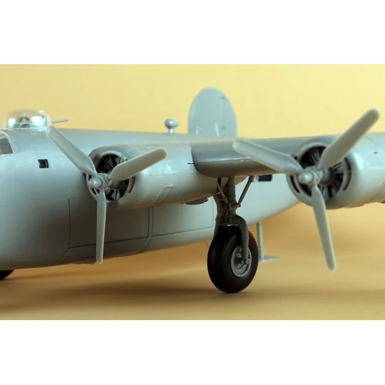 HB81774-Maquette américaine B-24J Liberator au 1/48 par Hobby Boss