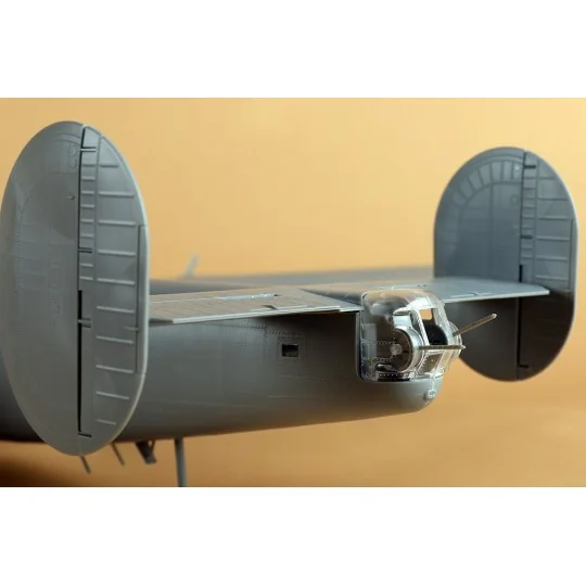 HB81774-US B-24J Liberator 1/48 Hobby Boss