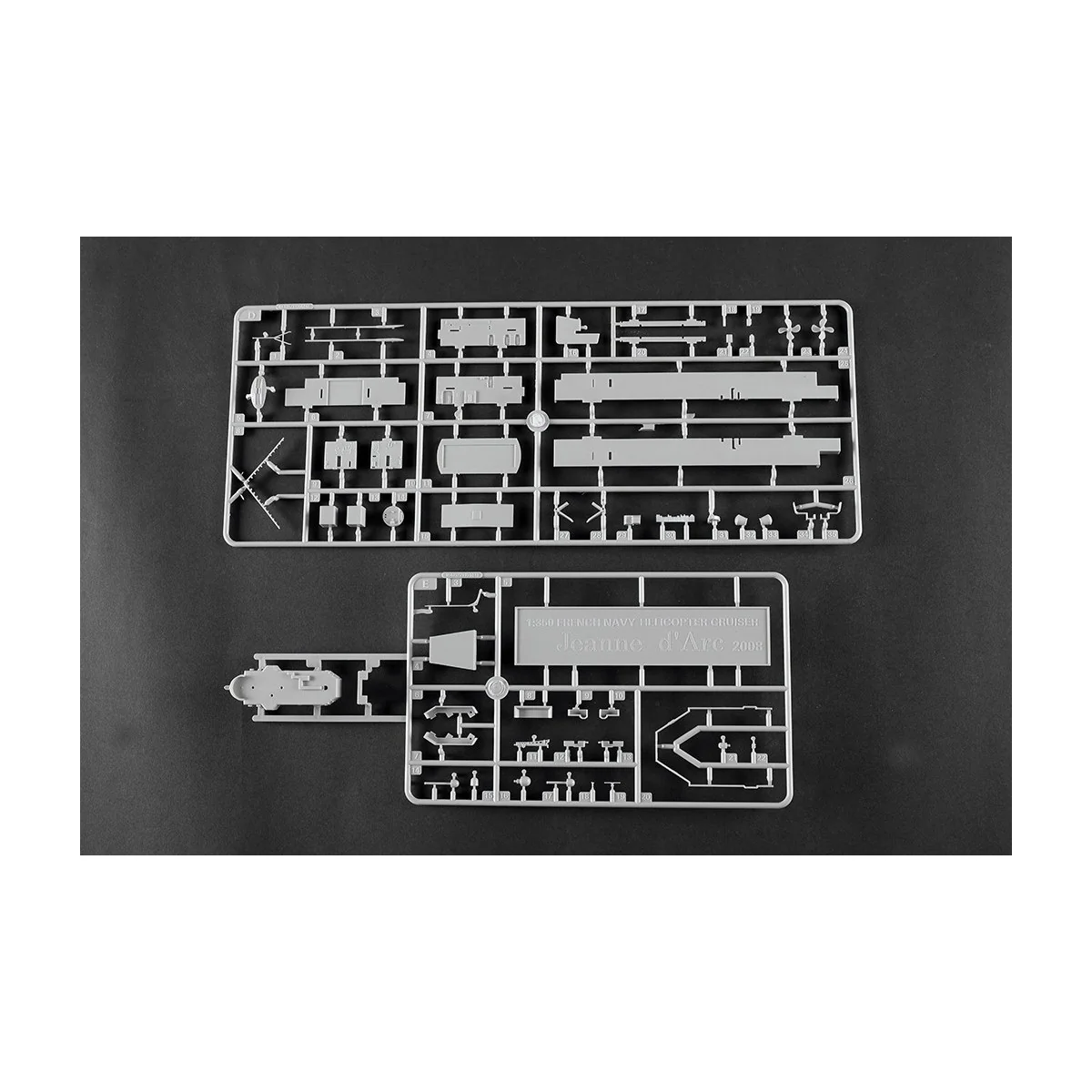 Bateau JEANNE D'ARC Porte-hélicoptères Français 2008 1/350 Trumpeter Trumpeter TR05635 - 15