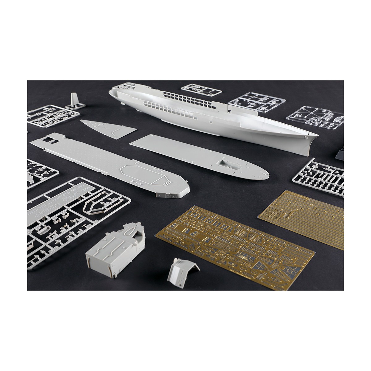 Boat JEANNE D'ARC French helicopter carrier 2008 1/350 Trumpeter Trumpeter TR05635 - 17