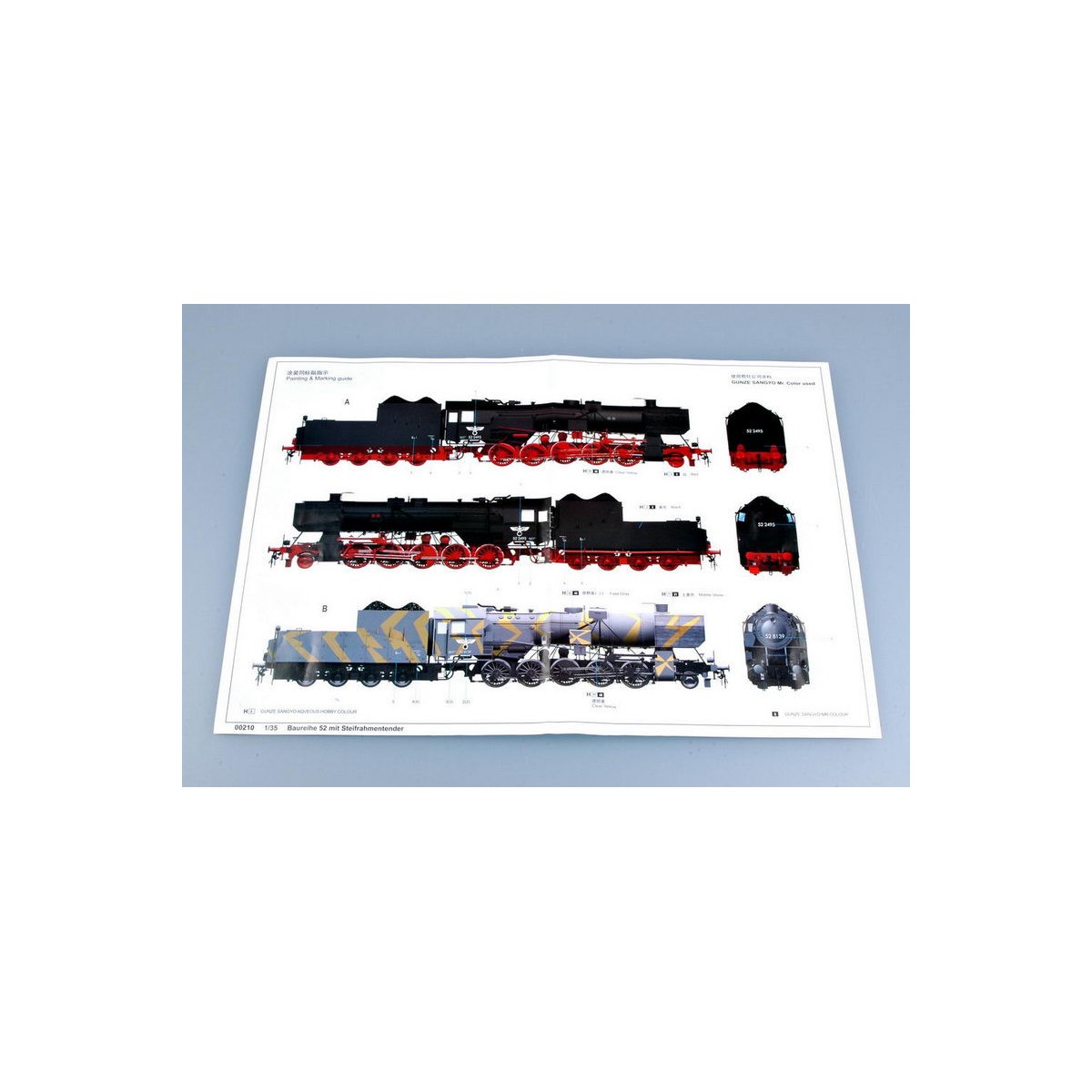 Kriegslokomotive BR52 locomotive with 1/35 Trumpeter tender Trumpeter TR00210 - 4