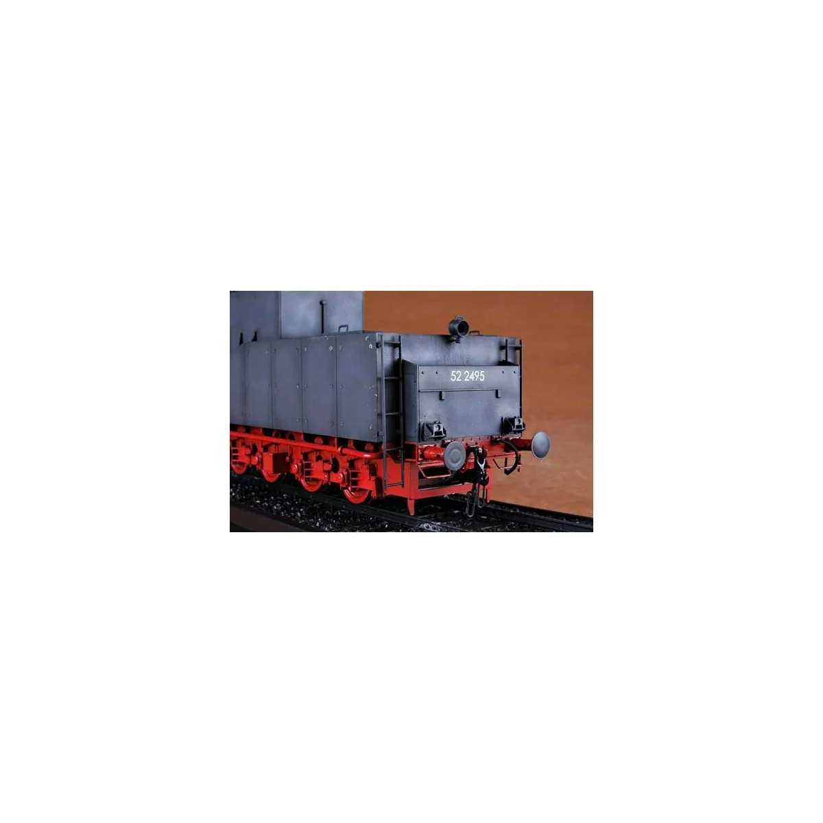 Kriegslokomotive BR52 locomotive with 1/35 Trumpeter tender Trumpeter TR00210 - 13