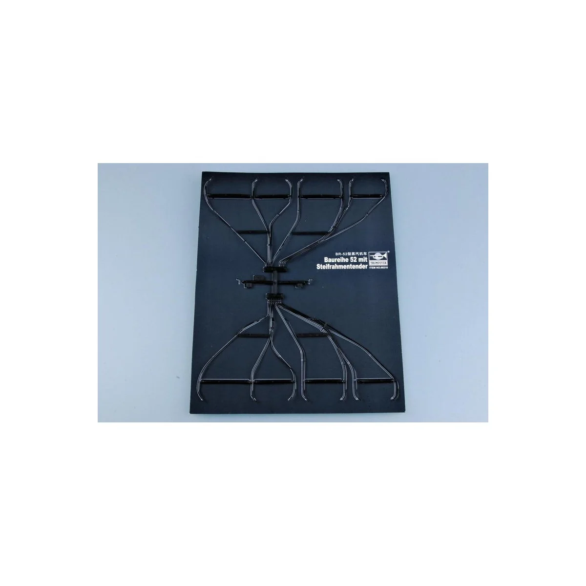 Kriegslokomotive BR52 locomotive with 1/35 Trumpeter tender Trumpeter TR00210 - 16