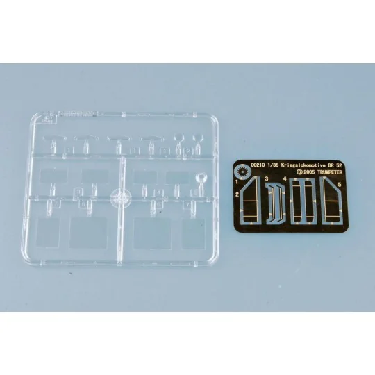 TR00210-Locomotive Kriegslokomotive BR52 avec tender 1/35 Trumpeter