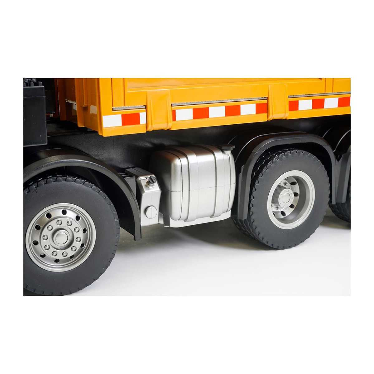 Camion benne avec Grue RC 8 roues 1/14 2.4Ghz - HuiNa HuiNa Toys CY1538 - 8