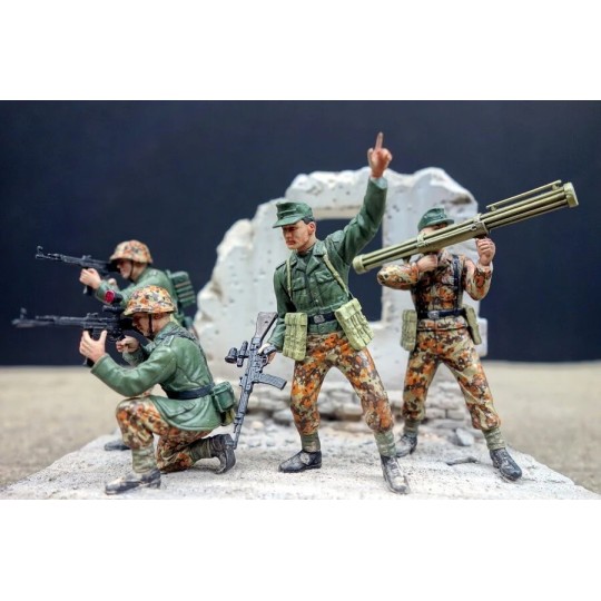 Nachtjäger Soldier Figures (Berlin 1945) 1/35 Dragon D6089 - 2 D6089-Nachtjäger Soldier Figures (Berlin 1945) 1/35 Dragon - D6089