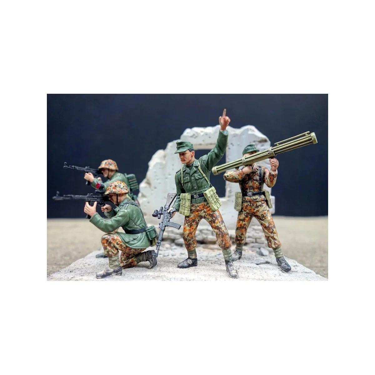 Nachtjäger Soldier Figures (Berlin 1945) 1/35 Dragon D6089 - 2 Nachtjäger Soldier Figures (Berlin 1945) 1/35 Dragon D6089 - 2