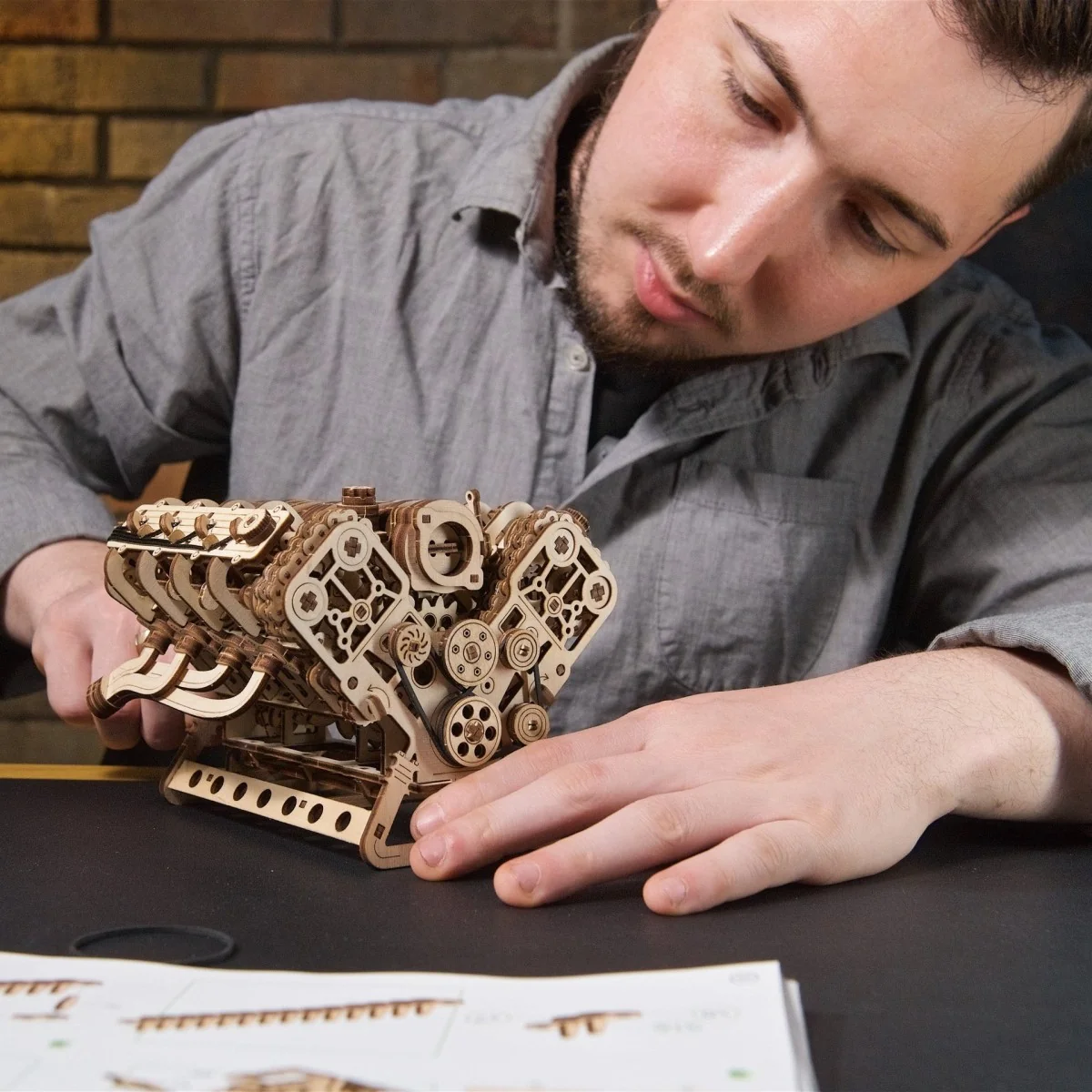 Moteur V8 Puzzle 3D bois UGEARS UGEARS UG-70264 - 6