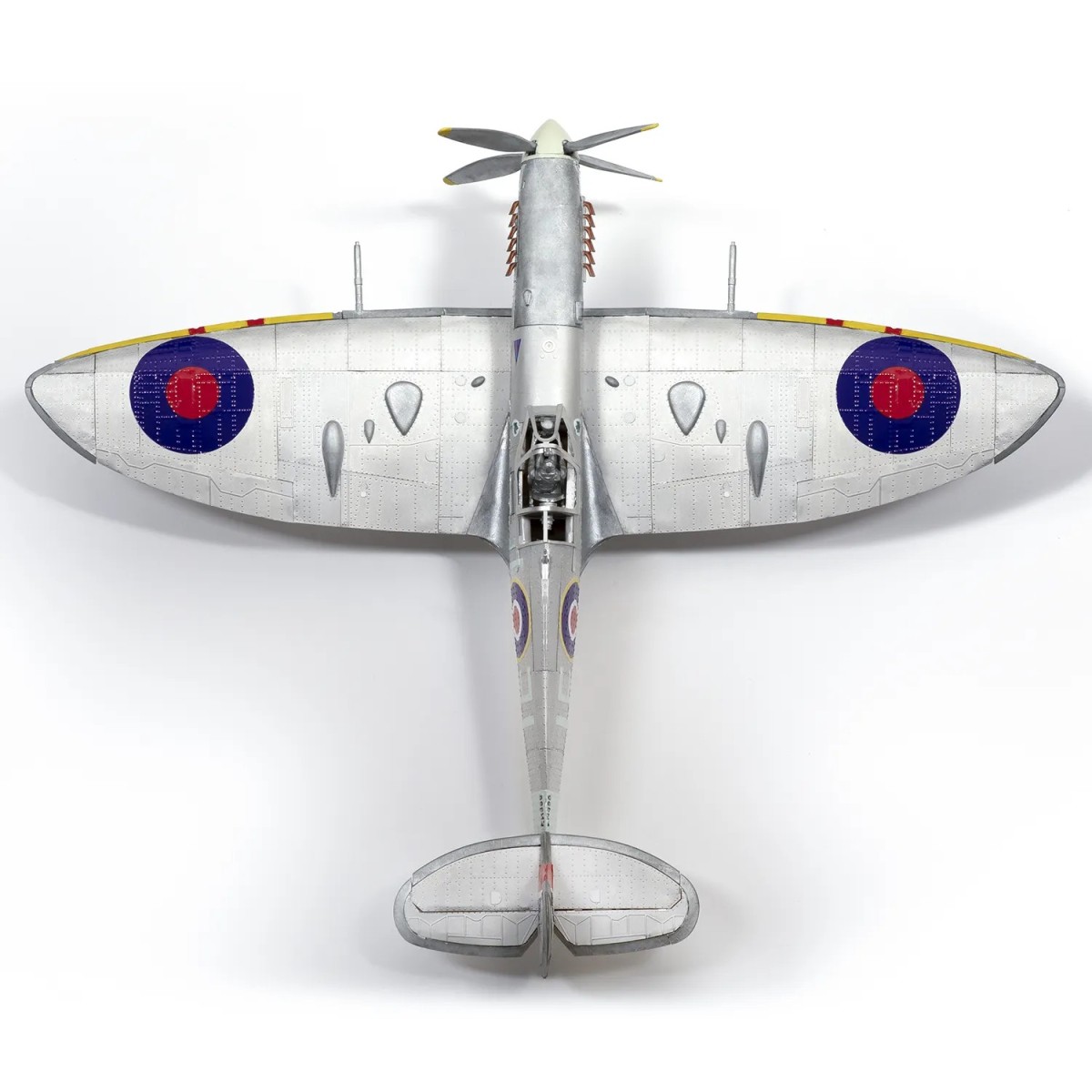 Supermarine Spitfire Mk IXc EN398 1/24 scale model kit... Supermarine Spitfire Mk IXc EN398 1/24 scale model kit...