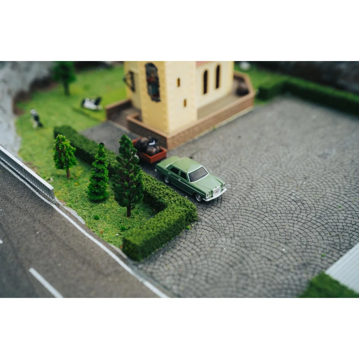 Carson 1/87 HO Green Mercedes-Benz 200/8 RC Car + Trailer - 5005041...