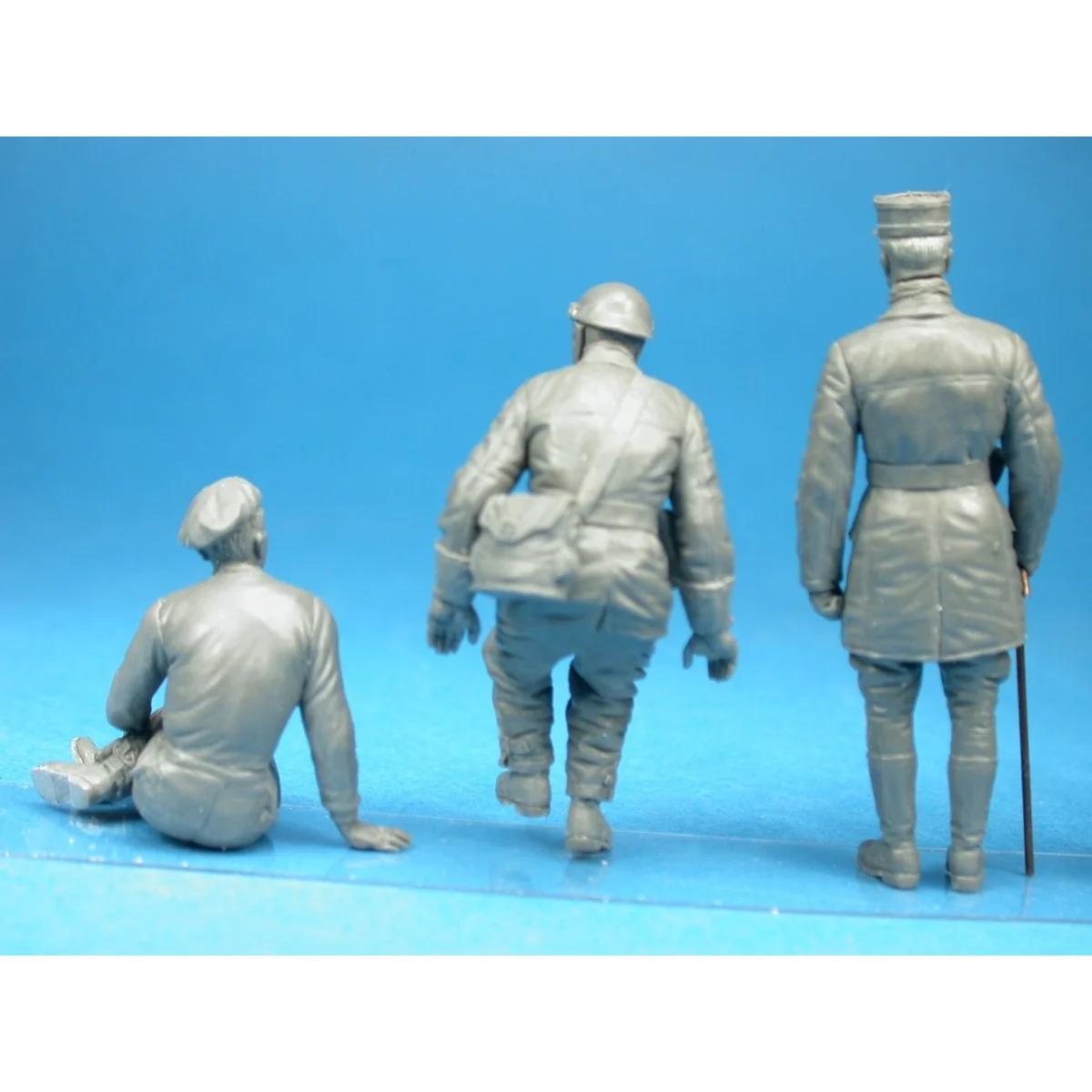 1/35 scale model of a French tank crew - MiniArt 35105 - 35105 1/35 scale model of a French tank crew - MiniArt 35105 - 35105