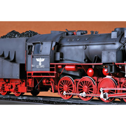 Kriegslokomotive BR52 locomotive with 1/35 Trumpeter tender Trumpeter TR00210 - 10